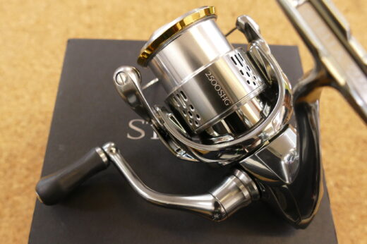 SHIMANO 18ステラ 2500SHGかC3000 - リール